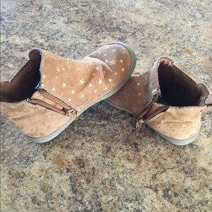 Adorable girl’s faux suede boots w/gold stars sz 9